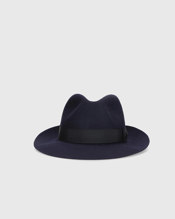 ШАПКА Borsalino for Men - 114665/0411 ШАПКА - Hats & Gloves - Състав: 100% Естествен Филц Периферия 6см. Рипсена лента с дебелина 3см Ултралек модел - 50гр. Немачкаем филц, който запазва формата си