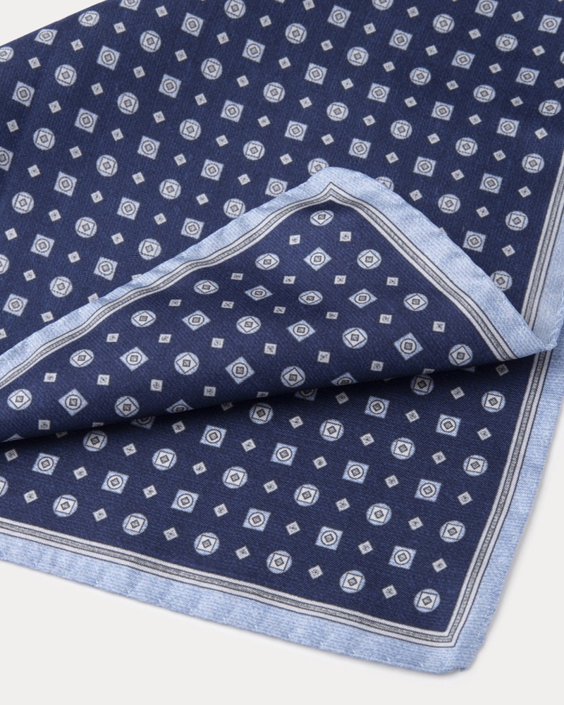 КЪРПА Hackett London OS, HM012462/595 КЪРПА, Ties & Cufflinks, 5059747285862 КЪРПА Hackett London - HM012462/595 КЪРПА - Ties & Cufflinks - Състав: 100% Коприна Цвят: Т.Синьо Графичен принт Ръчен подгъв